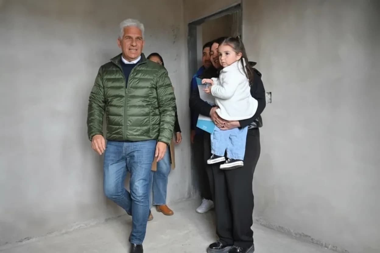 El gobernador Claudio Poggi entregó las resoluciones de preadjudicación a dos familias este jueves.