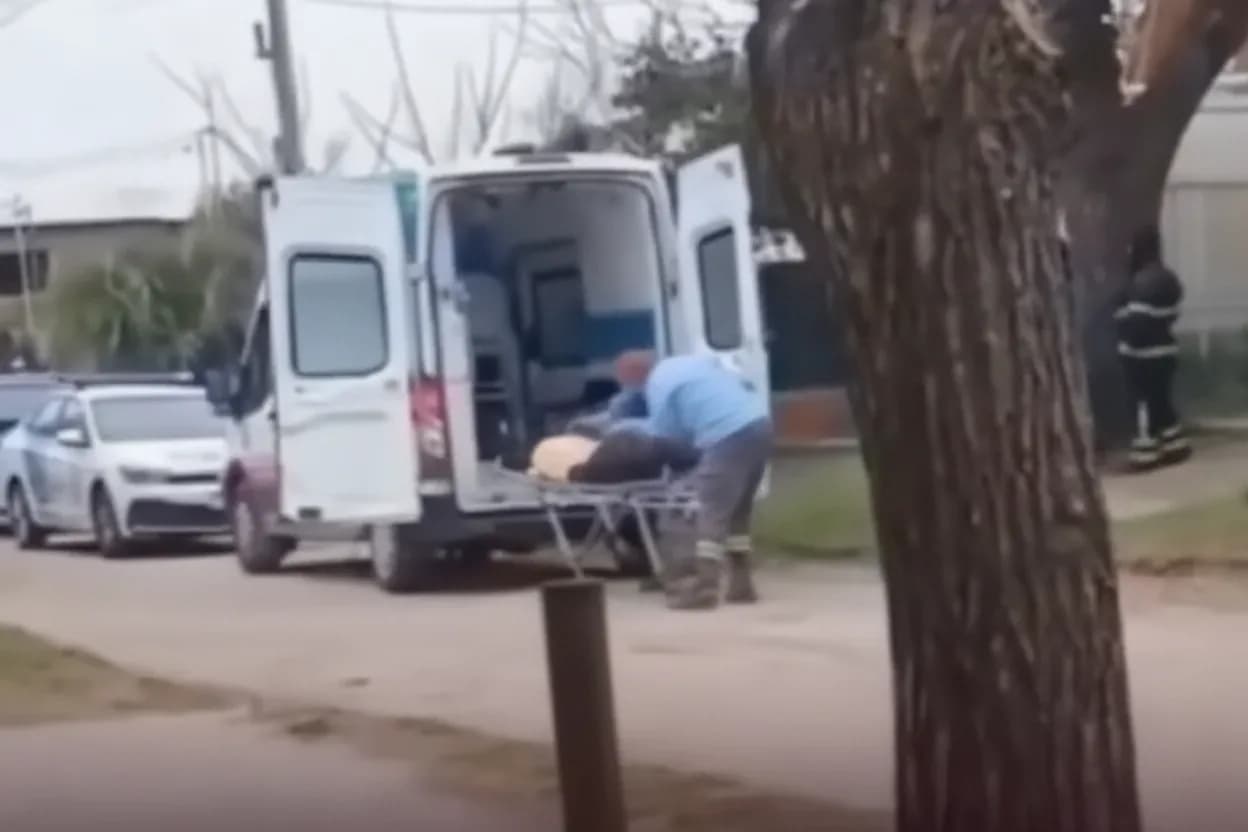 Enfermeros trasladaban a un hombre en una ambulancia y se les cayó de la camilla.