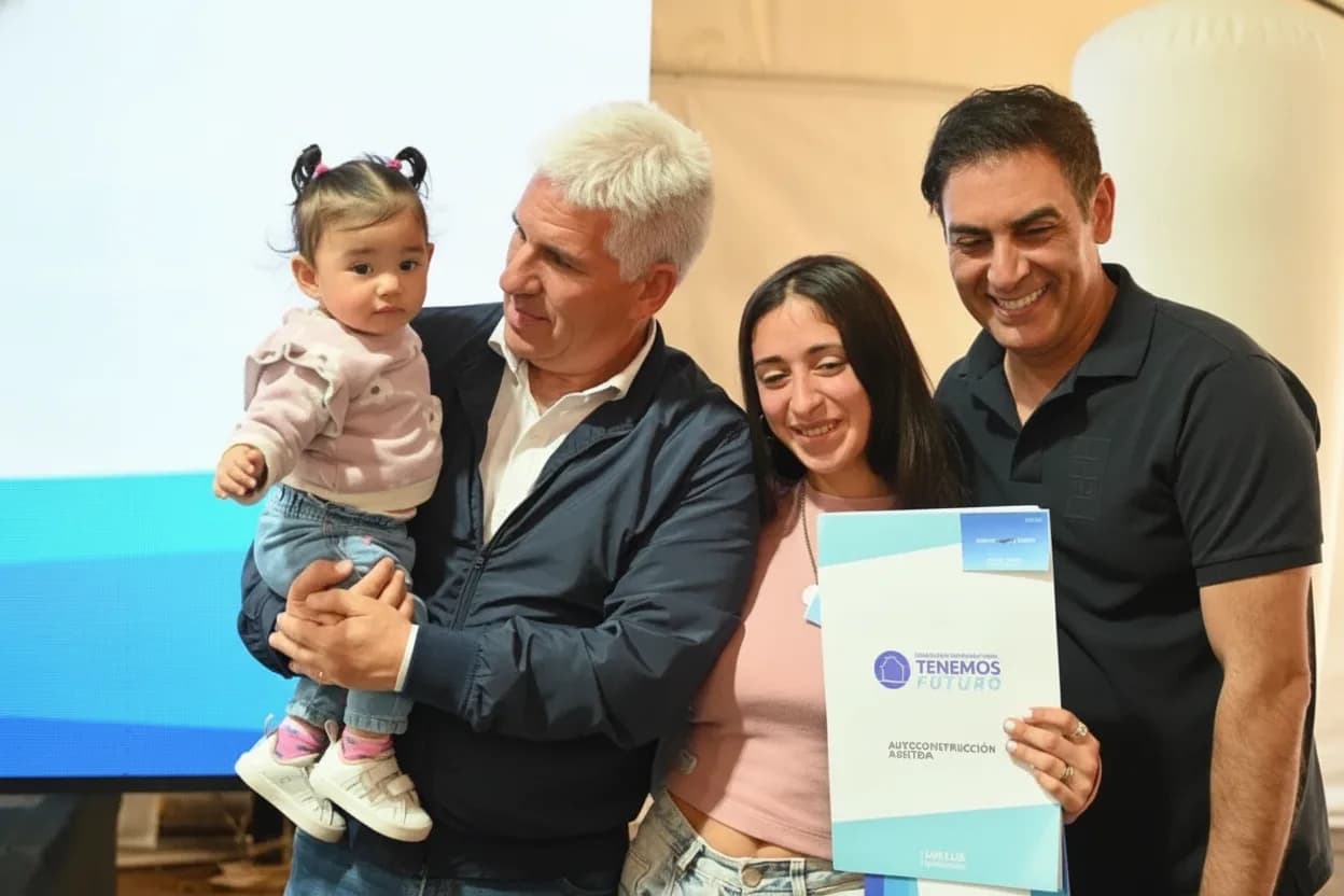 El gobernador, Claudio Poggi y el intendente, Gastón Hissa junto a una adjudicataria y su hija.