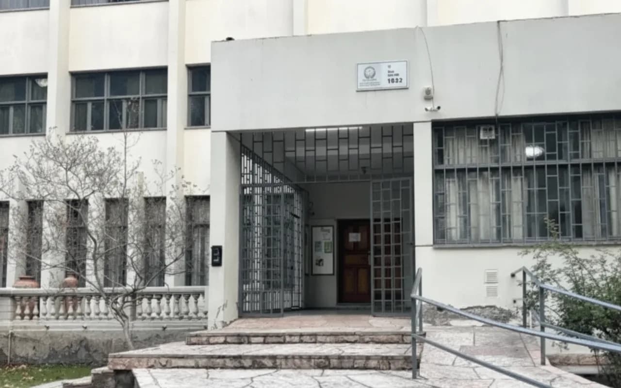Una nena de 12 años murió tras descompensarse frente a un colegio en Mendoza.
