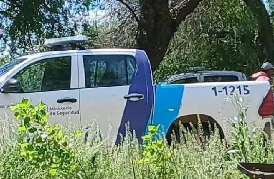 Avanza la investigación por el hombre hallado muerto en un canal de Quines: allanamientos y cámaras bajo análisis.