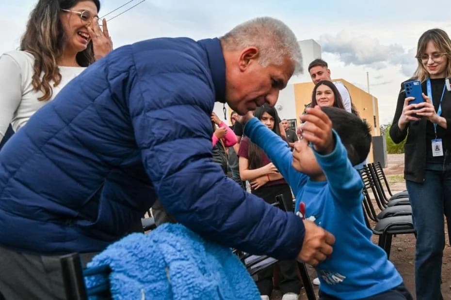 El gobernador Claudio Poggi en una entrega de viviendas en La Calera.