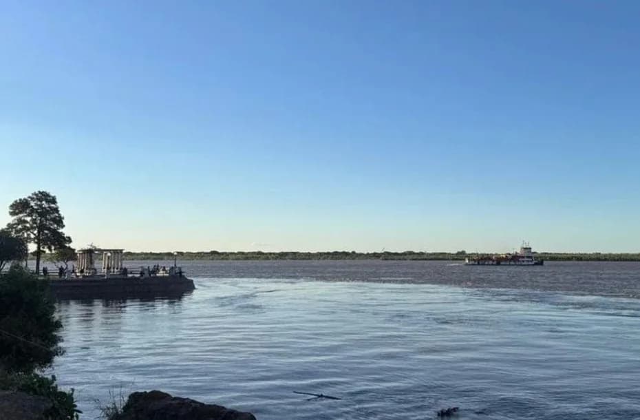 La crecida del río Paraná mantiene en alerta al Litoral y ya obligó a 472 personas a dejar sus hogares en Corrientes, entre evacuados y autoevacuados.