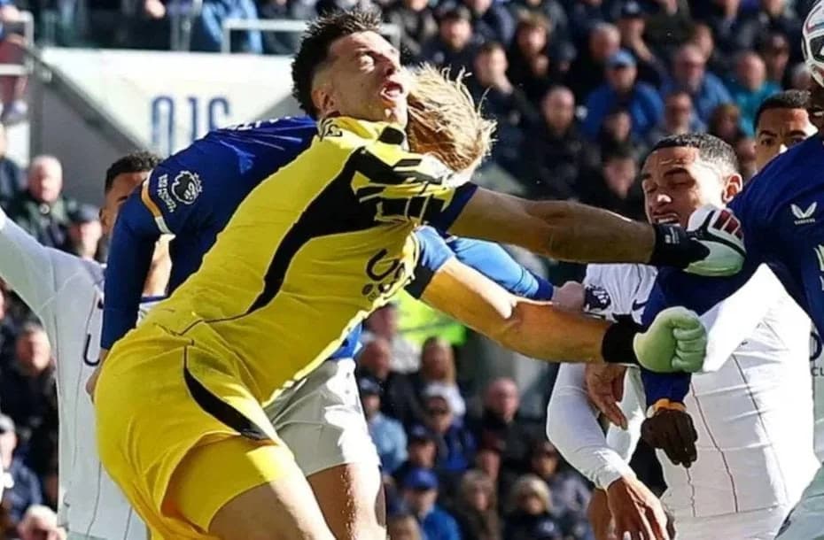 "Dibu" Martínez fue operado y se pierde los amistosos de la Selección.