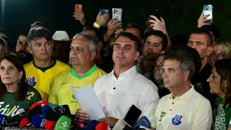 Flávio Bolsonaro dijo que pedirá anular las elecciones en Brasil.