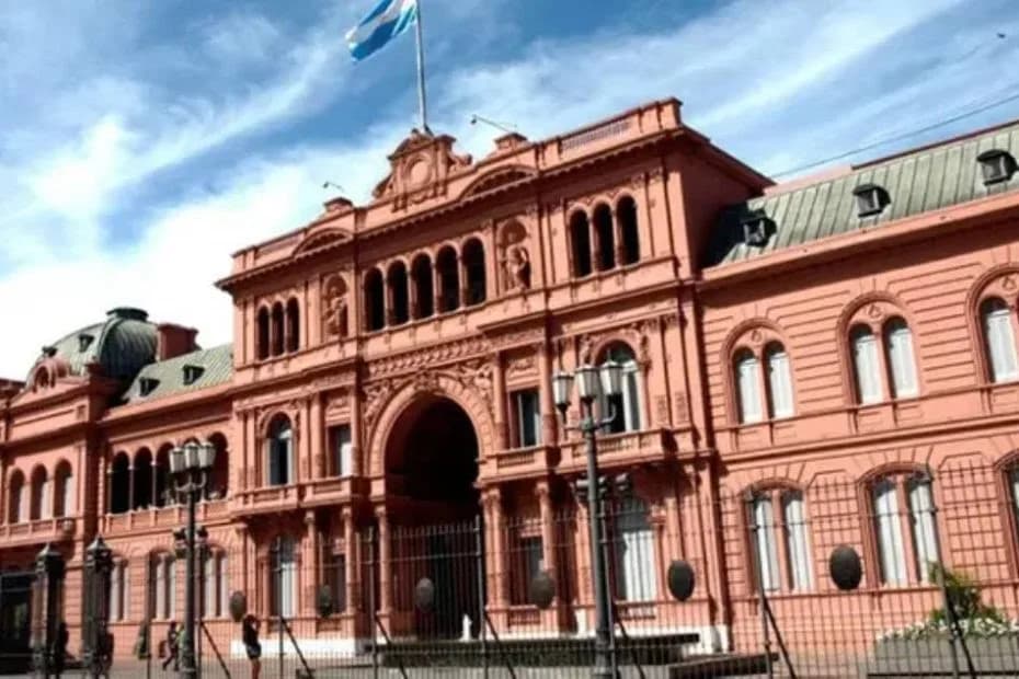 El decreto publicado en el Boletín Oficial lleva las firmas de Javier Milei, Diego Santilli, y Federico Sturzenegger.