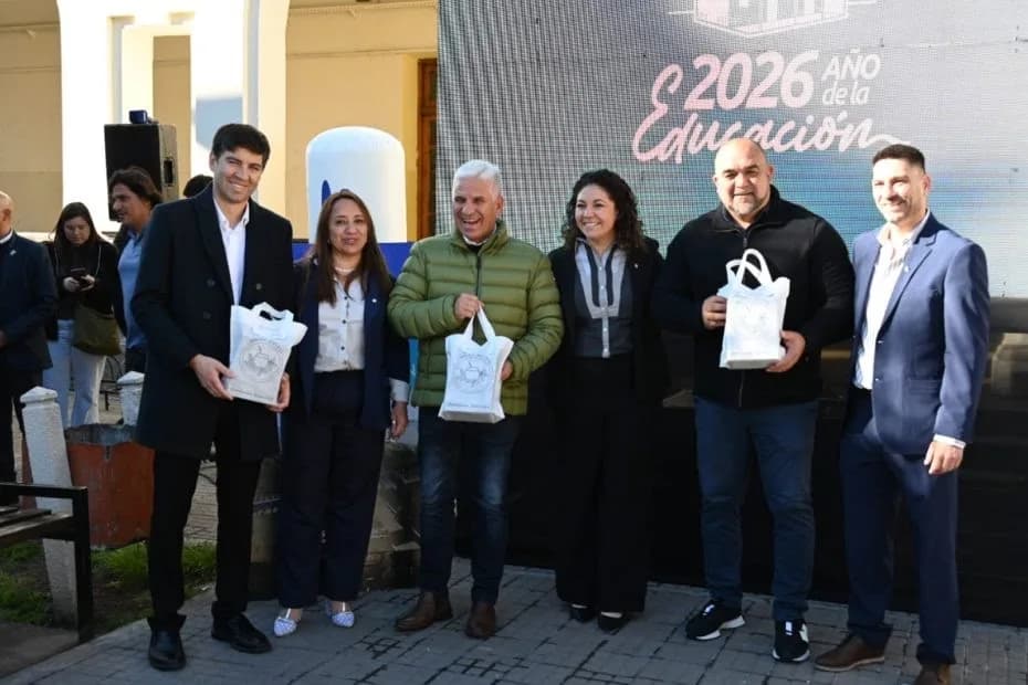 El gobernador Claudio Poggi, junto al intendente Maximiliano estuvieron en el Colegio Nacional.