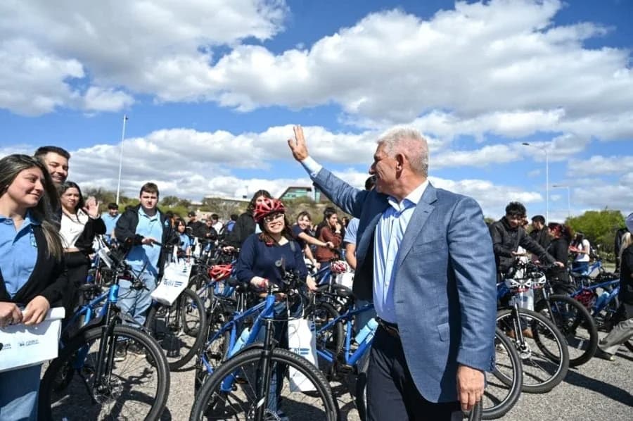 El gobernador Claudio Poggi entregó 421 bicicletas del Plan TuBi.