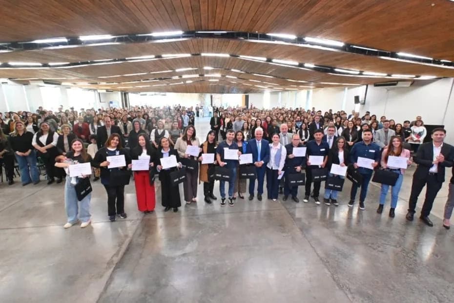 Más de 370 egresados recibieron sus diplomas.