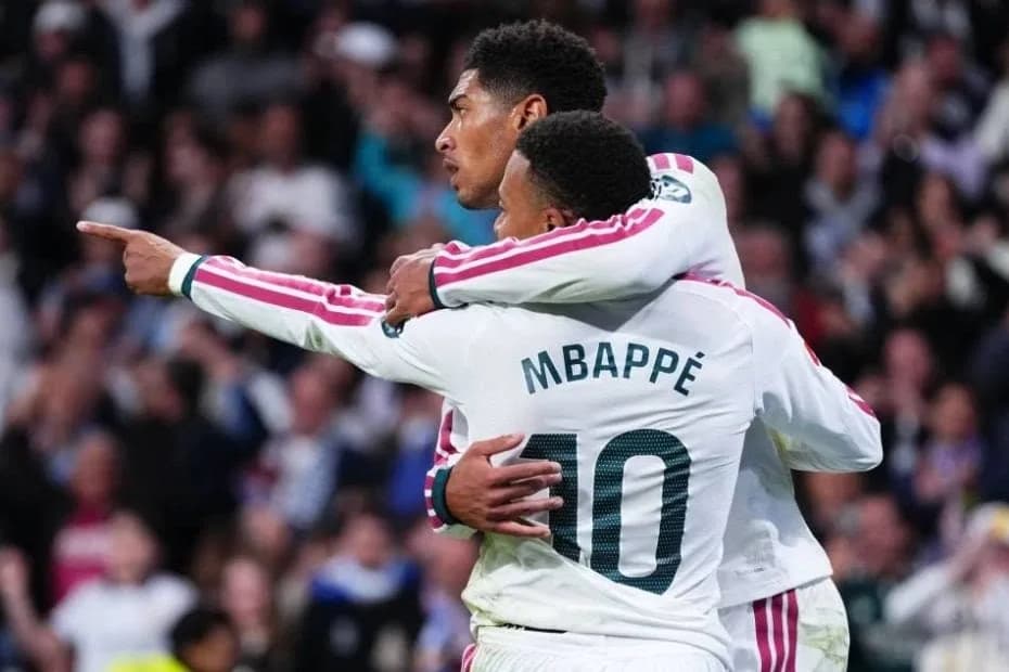 Kylian Mbappe y Jude Bellingham del Real Madrid celebran tras el segundo gol de su equipo en el encuentro de La Liga ante el Sevilla el domingo 18 de octubre del 2026.