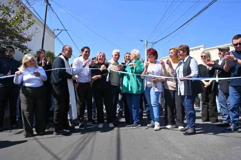 El gobernador Claudio Poggi y el intendente Gastón Hissa inauguraron repavimentación en la ciudad de San Luis.