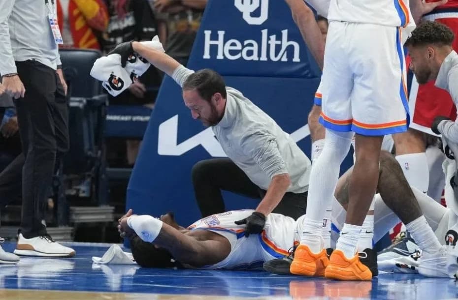 El video de la impactante lesión de una figura de la NBA: intentó una volcada, pero un rival lo bloqueó y sufrió un dura caída.