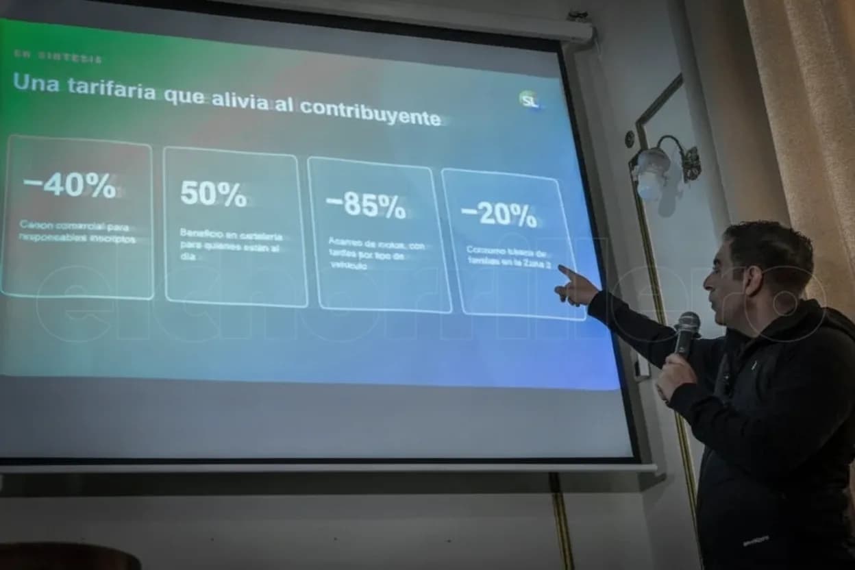 Elintendente Gastón Hissa en la presentación de la reducción de tasas a vecinos y contribuyentes.