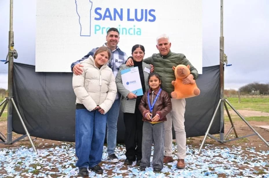 El gobernador Claudio Poggi entregó viviendas en Fortuna. (Foto ANSL)