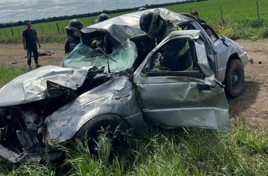 Efectivos de la Dirección General de Bomberos Zapadores y personal policial desplegaron un operativo de emergencia sobre la banquina de la Ruta 34, a la altura del kilómetro 242.