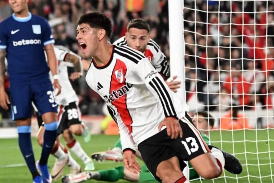 Exaltado, Lautaro Rivero grita el único gol del partido.