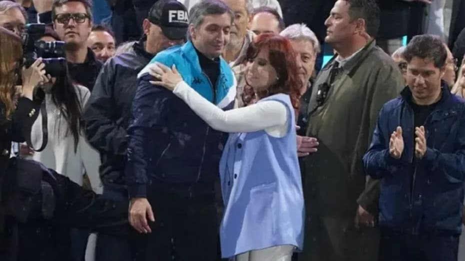 La ex vicepresidenta Cristina Kirchner junto a su hijo Máximo Kirchner en un acto en la Plaza de Mayo, en 2023.