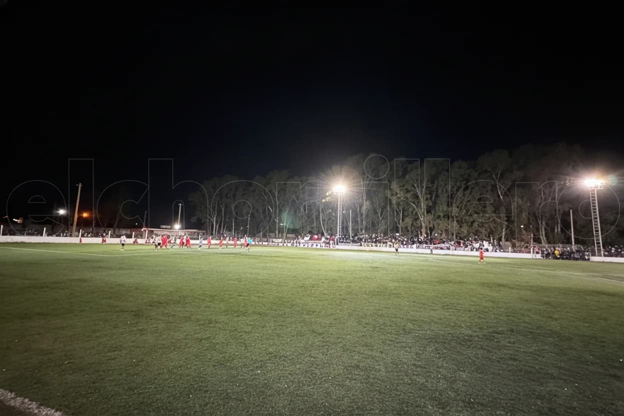 El Club Huracán iluminó sus noches de fútbol con un estreno oficial emocionante