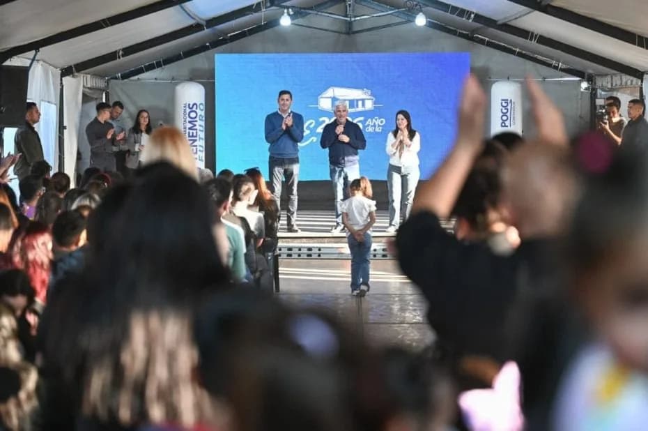 El gobernador Claudio Poggi entregó los certificados de preadjudicación a 78 familias. (Foto ANSL)