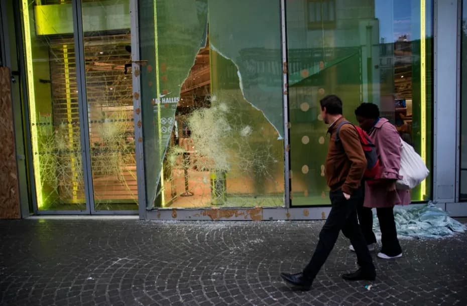 Una tienda saqueada durante las protestas en París, el 19 de octubre del 2026.