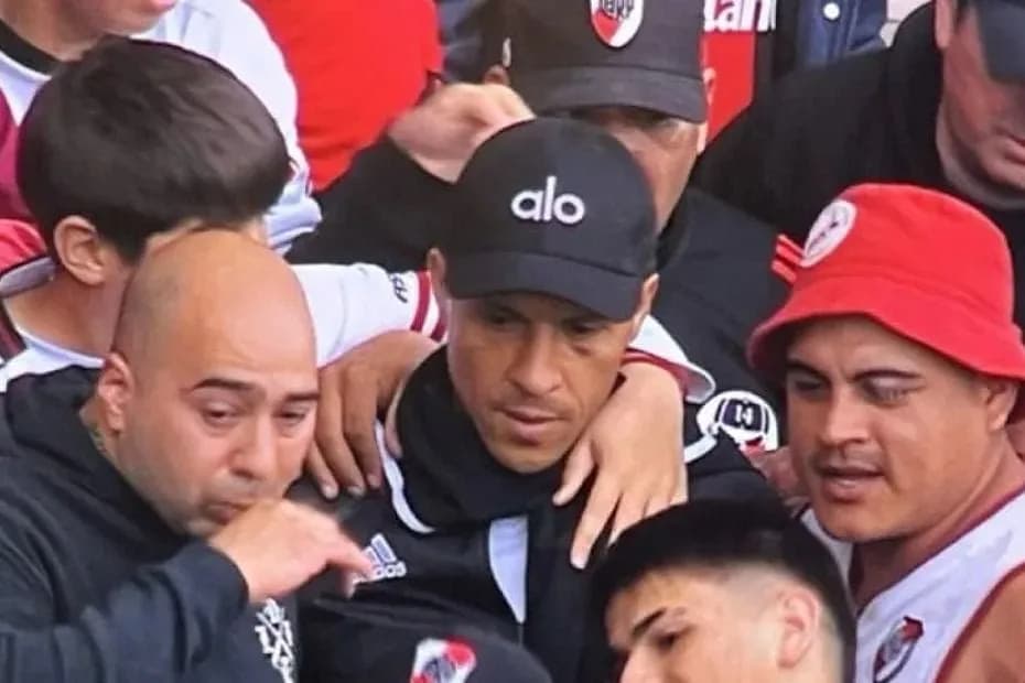 Enzo Pérez se ubicó junto a los hinchas para alentar al equipo en una noche determinante.