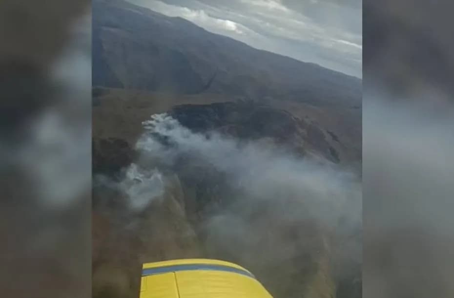 Incendio en el Filo de Merlo: estiman que el fuego ya afectó entre 10 y 15 hectáreas.