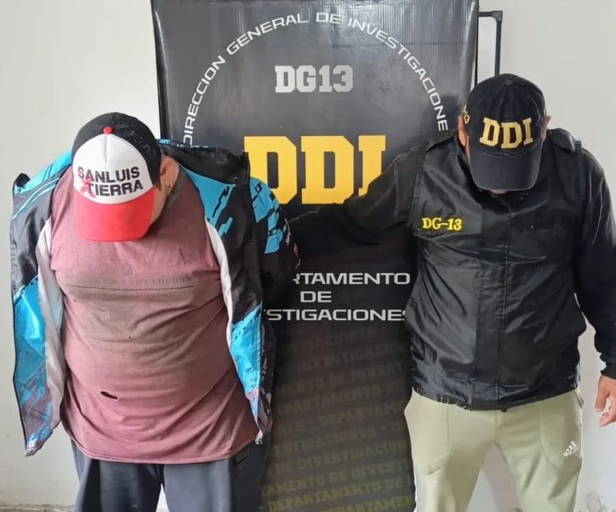El detenido tenía una orden de captura.