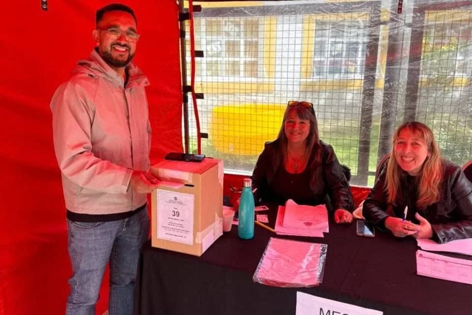 Juan Álvarez Pinto emitiendo su voto en las elecciones internas de la UCR.