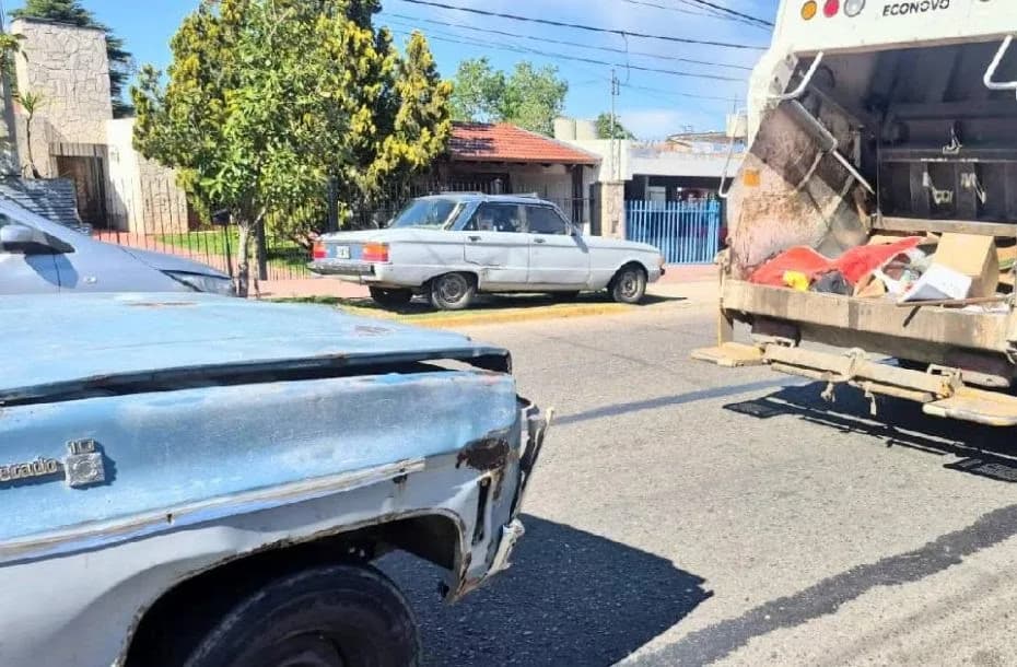 San Luis: una camioneta se quedó sin frenos, chocó a un camión recolector y un trabajador municipal terminó herido.