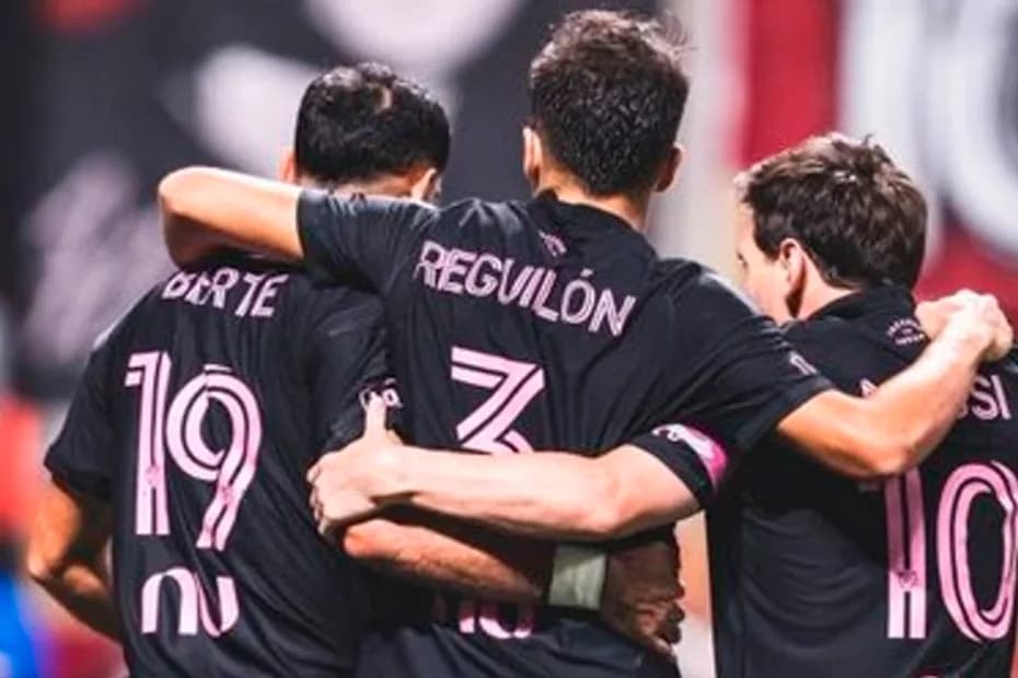 Messi celebra con Berterame y Reguilón.