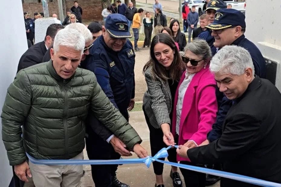La gira institucional pasó por Navia encabezada por el gobernador Claudio Poggi.