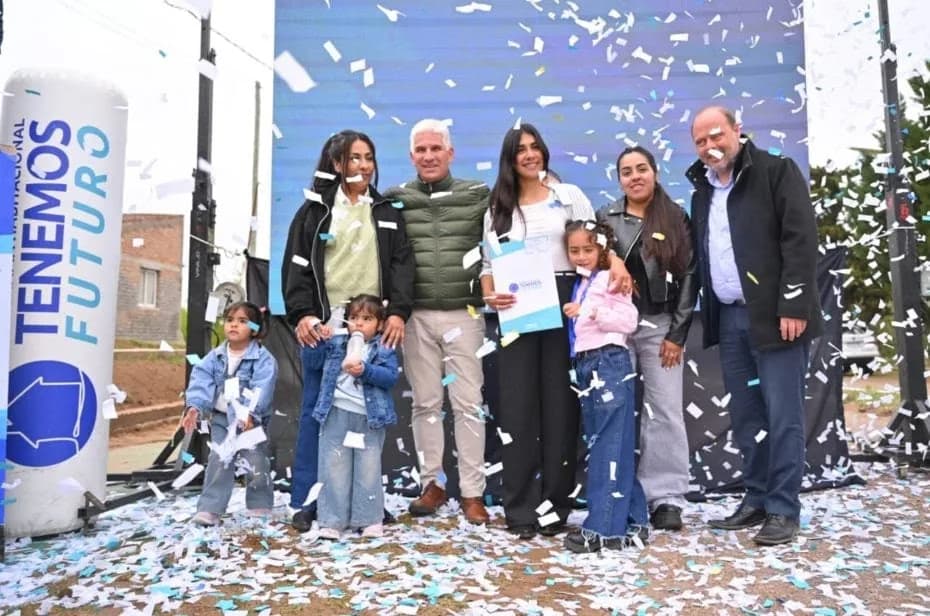 El gobernador Claudio Poggi entregó viviendas y certificados a ONG de Bagual.