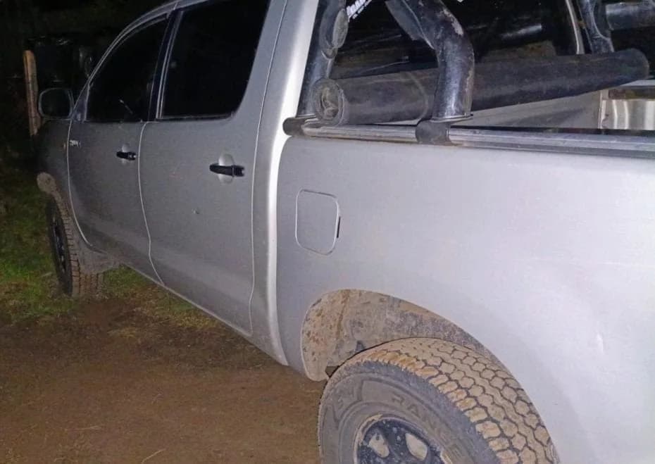 Persecución desde un camino rural hasta Buena Esperanza: dos demorados y dos policías heridos.