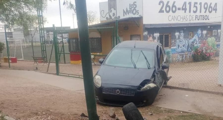 San Luis: un conductor chocó contra una luminaria en Riobamba y Centenario y casi termina en una cancha de fútbol.
