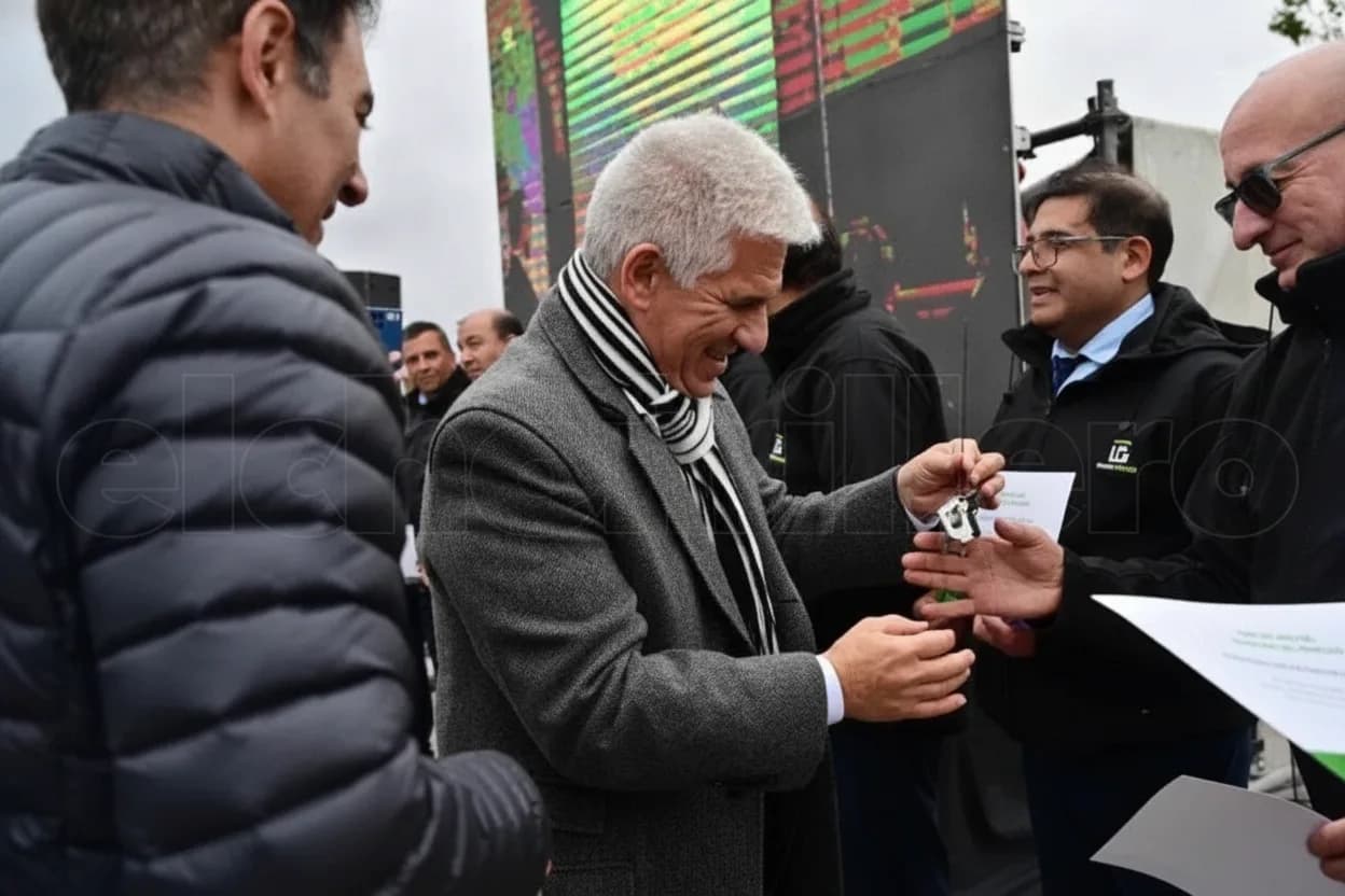 El gobernador, Claudio Poggi entregó la llave de una nueva unidad a un chofer de Transpuntano.