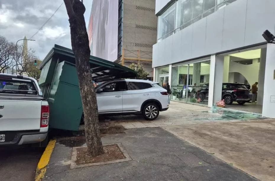 Video: fue a probar un auto eléctrico, aceleró y atravesó la vidriera de una concesionaria.