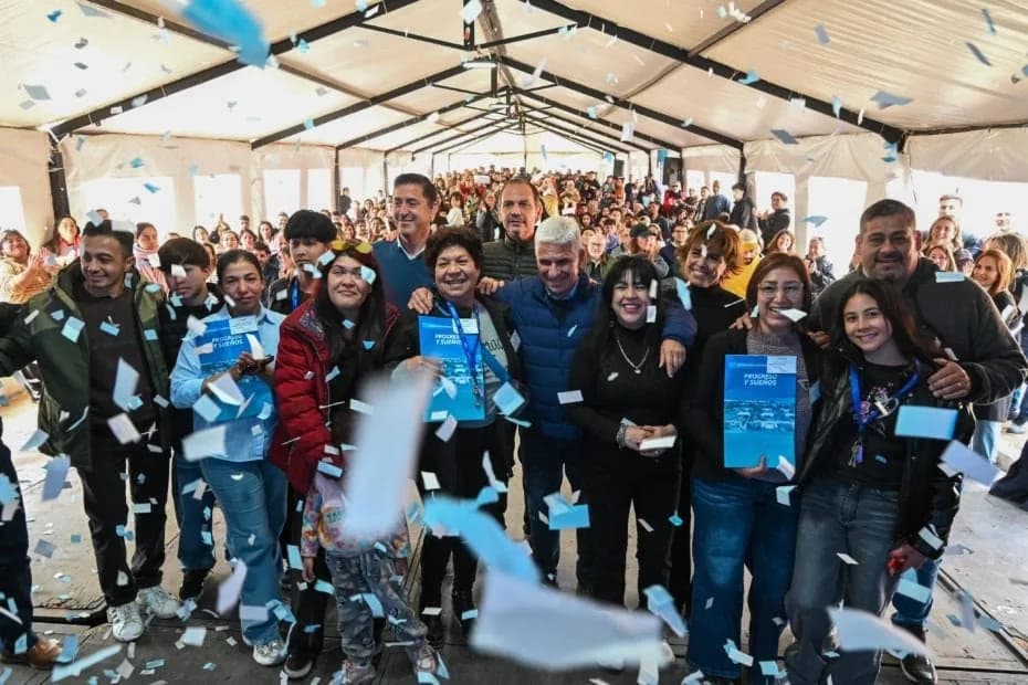 Poggi le entregó las llaves a 34 familias que cumplieron el sueño de la casa propia.