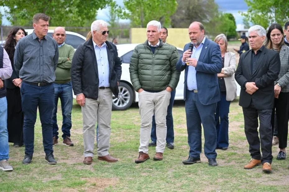 Poggi inauguró las refacciones del SUM de Navia.