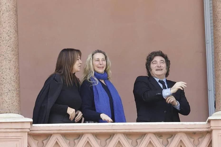El presidente Milei en el balcón de la Casa Rosada.