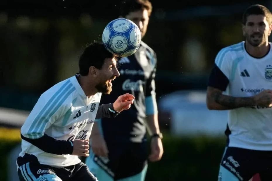 Lionel Messi cabecea el balón durante un entrenamiento de cara a su último partido con la selección de Argentina, un amistoso contra Benín, el lunes 5 de octubre de 2026, en Buenos Aires.