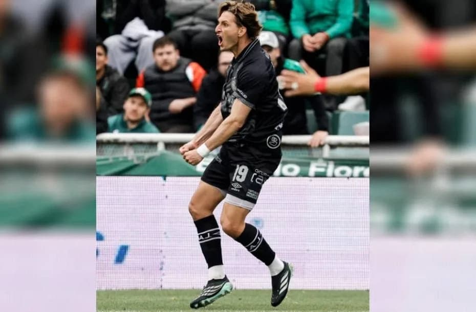 Argentinos le ganó a Banfield y alcanzó a Boca en la cima de la tabla anual.
