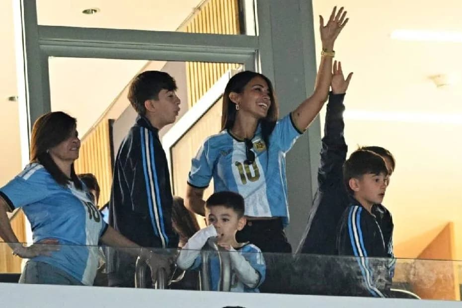 Antonela Roccuzzo se hizo presente en el Monumental junto a su familia.