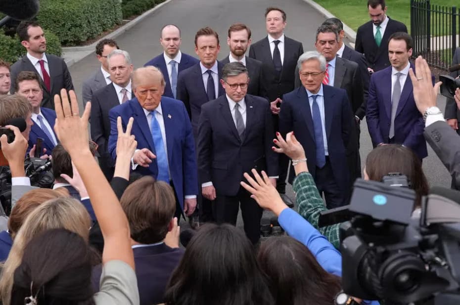 El presidente Donald Trump habla con periodistas en la Casa Blanca.