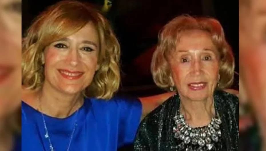 La periodista Marcela Coronel junto a su madre.