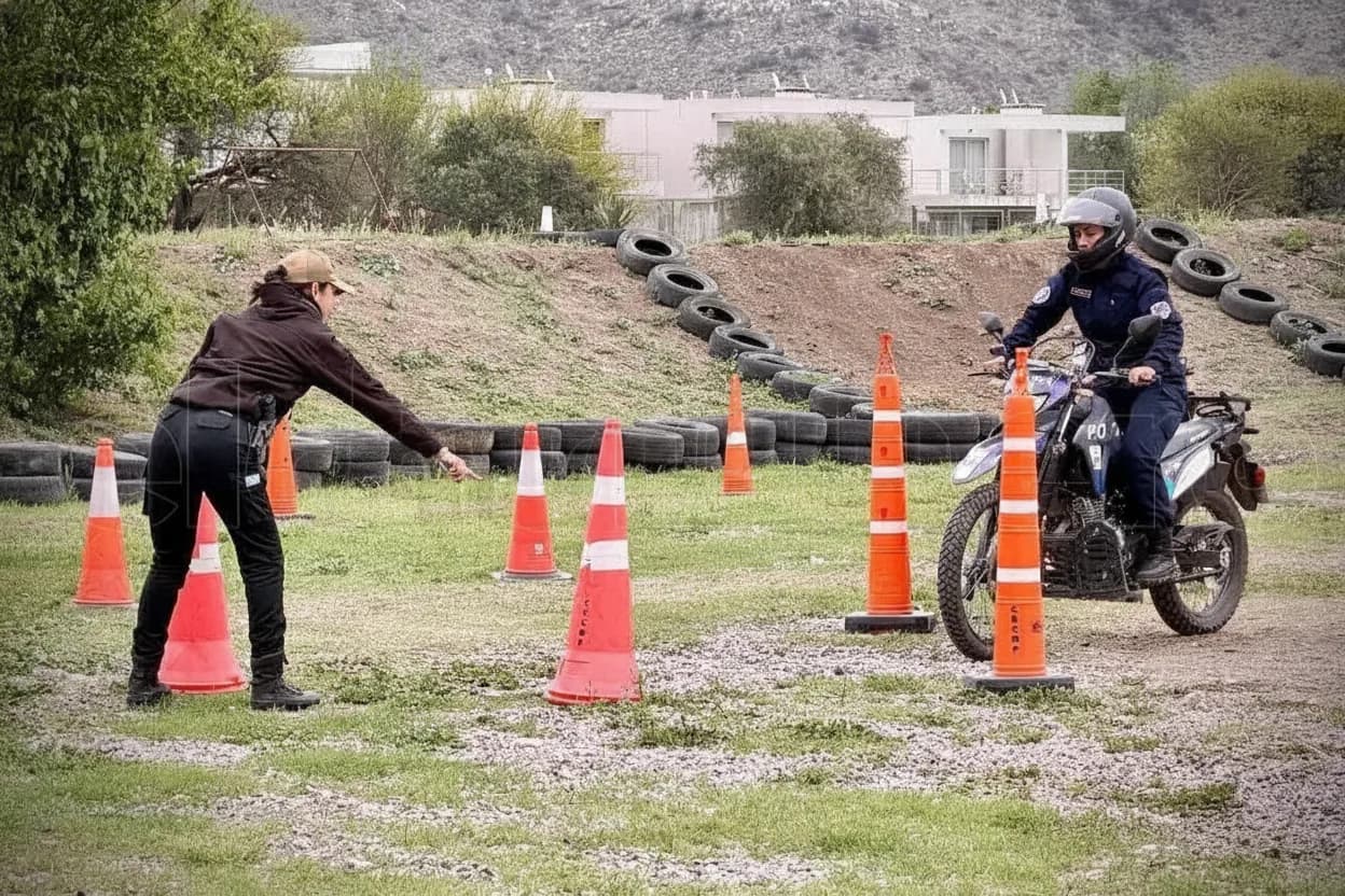 Cadetes policiales completaron su instrucción en manejo de motocicletas y protocolos de seguridad
