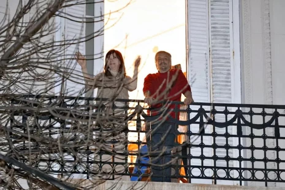Cristina Kirchner, el martes, con su hijo Máximo, en el departamento de la calle San José.