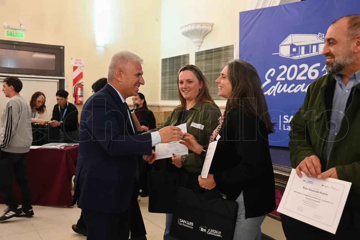 El gobernador durante la entrega de certificados y computadoras a docentes que culminaron la capacitación.