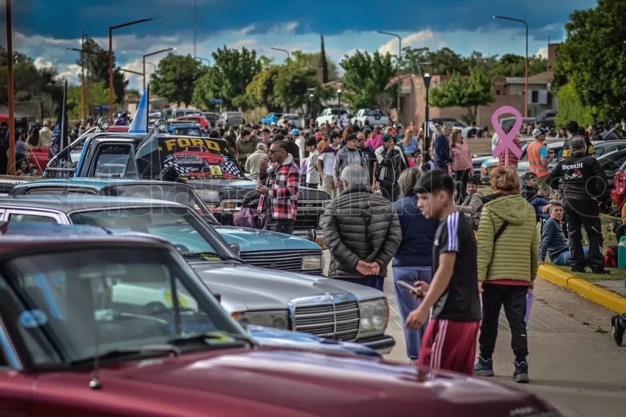 La ciudad de La Punta fue sede de una multitudinaria muestra de vehículos antiguos