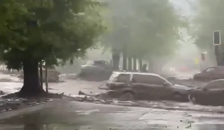 Varias calles quedaron inundadas tras las intensas lluvias y se desplegó un operativo de emergencia..