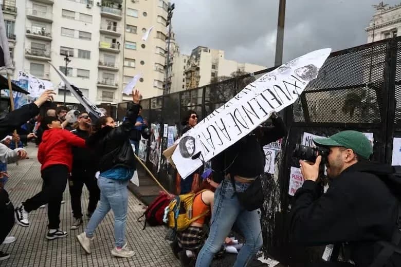 Marcha universitaria por la Ley de Financiamiento: disturbios y enfrentamientos entre manifestantes y fuerzas de seguridad en Buenos Aires